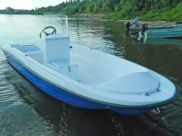 Стеклопластиковая лодка Пингвин с консолью (тримаран) в Самаре