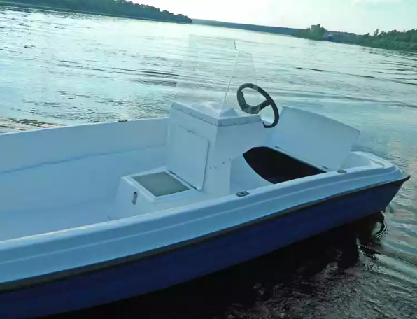 Стеклопластиковая лодка Пингвин с консолью (тримаран) в Самаре