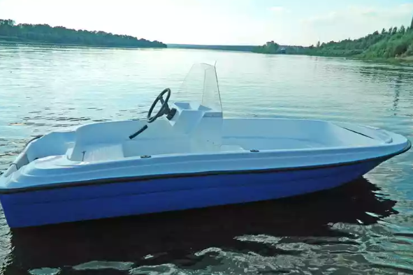 Стеклопластиковая лодка Пингвин с консолью (тримаран) в Самаре